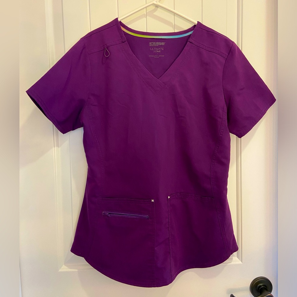 Excellent condition, Purple scrub top, with 2 front pockets. Scrubstar brand.
